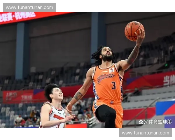 李弘权在攻防两端扮演奇兵，其空切跑位有效撕裂广厦队防线